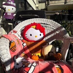 Hello Kitty Thanksgiving greeeter